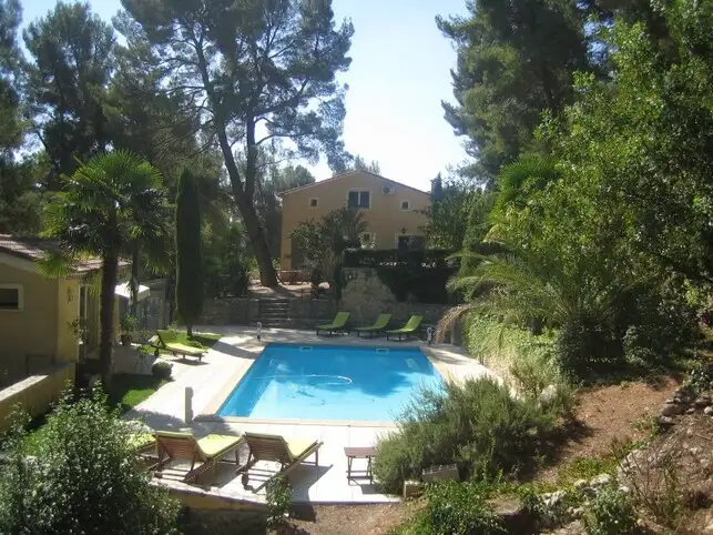 Chambre d'hte  cassis en provence avec piscine et jacuzzi prs des calanques