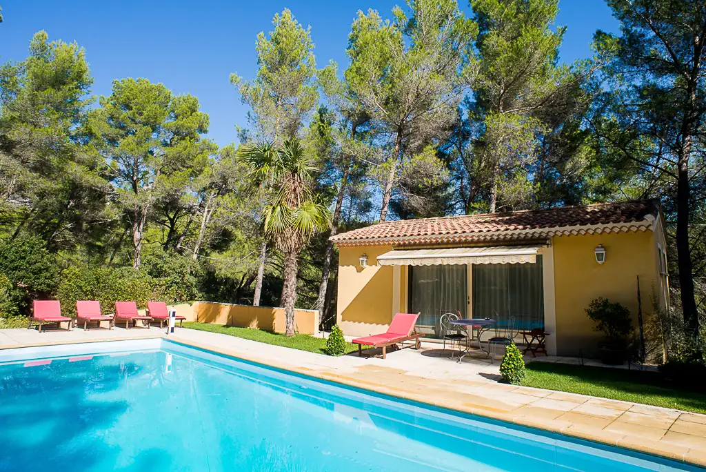 chambre à louer à cassis et environs dans un endroit plein de verdure