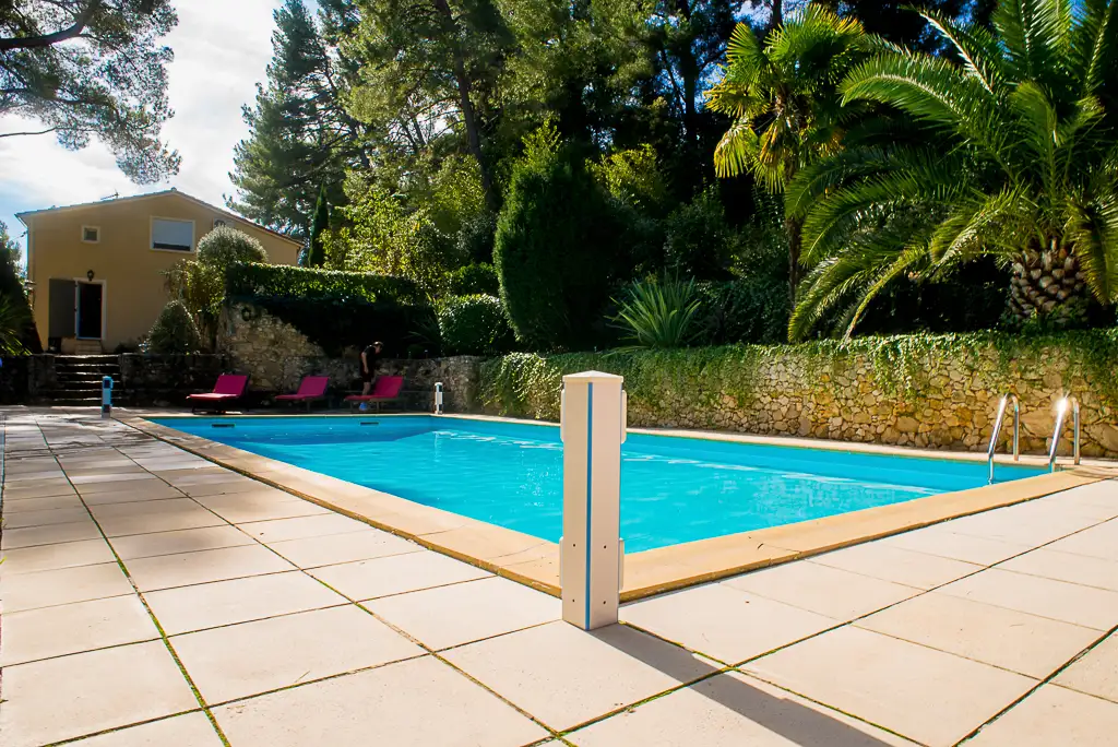 chambre d'hôtes à cassis avec une piscine pour vous détendre