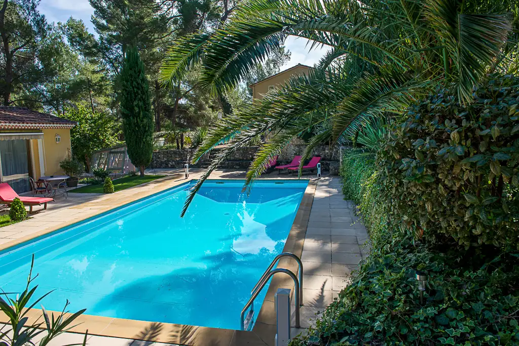 chambre d'hte calanque avec la piscine et le Bain  remous privatif  aubagne prs de cassis