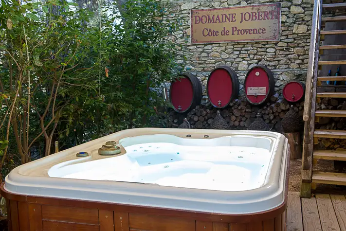 chambres-d-hotes-originales-a-marseille-avec-un-acces-au-bain-a-remous-et-a-une-piscine