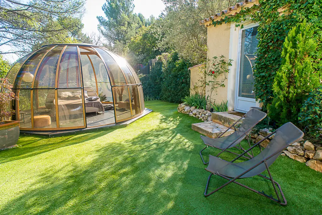 dormir dans une bulle avec Bain à remous exclusif et non limité en pleine nature en Provence