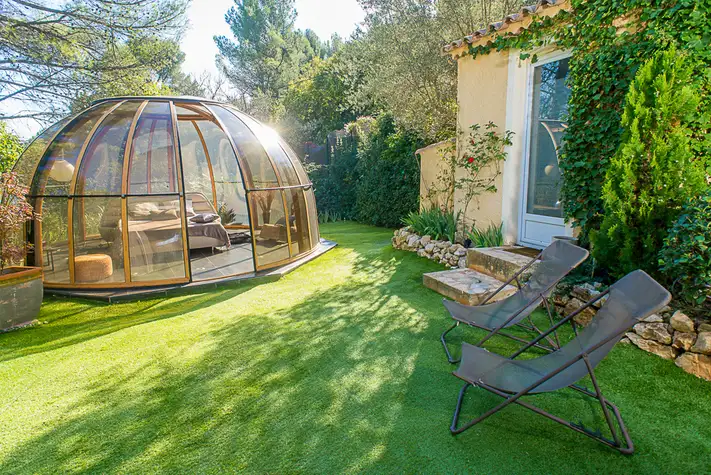 dormir-dans-une-bulle-avec-bain-a-remous-exclusif-et-non-limite-en-pleine-nature-en-provence